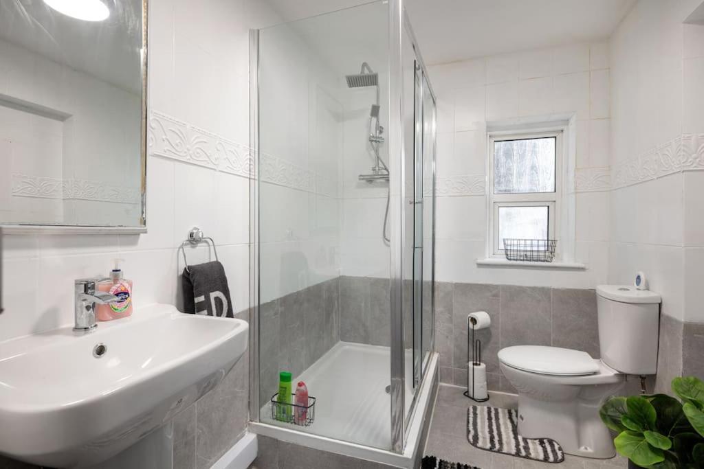 2A - Bright & Airy 2 Bed Flat - 20 Mins To Central London Exterior foto